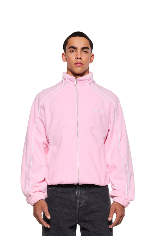 Mann trägt die Fleece Jacket Cotton Candy mit gesticktem OLAKALA-Logo, Eingriffstaschen und elastischen Bündchen, präsentiert die oversized Unisex-Passform.