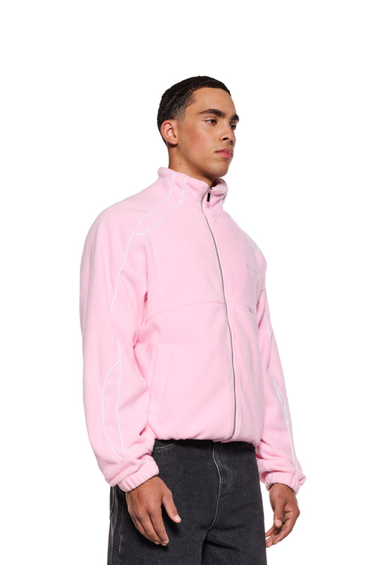 Mann trägt Fleece Jacket Cotton Candy mit gesticktem OLAKALA-Logo, Paspelierung, Eingriffstaschen und elastischen Bündchen. Oversized und aus weichem Fleece-Stoff.