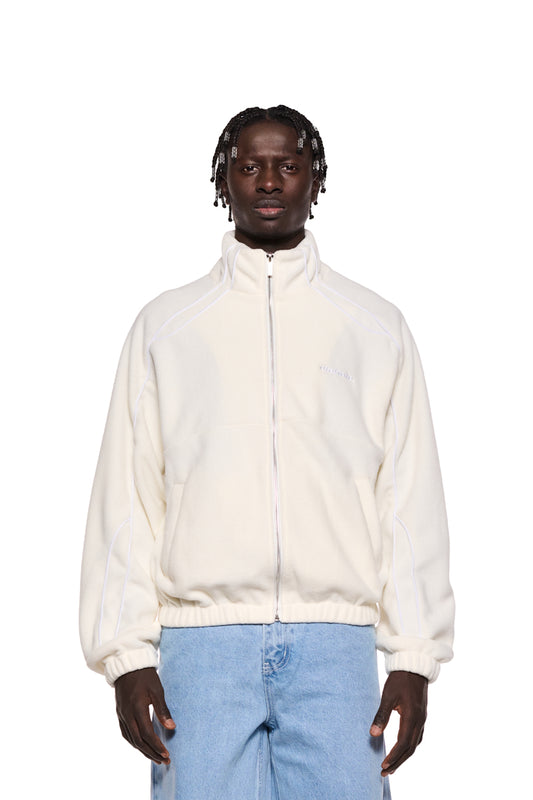 Mann trägt eine oversized Fleecejacke in Bright White mit Paspelierung, Eingriffstaschen, gesticktem OLAKALA-Logo, elastischen Bündchen und weichem Fleece-Stoff.