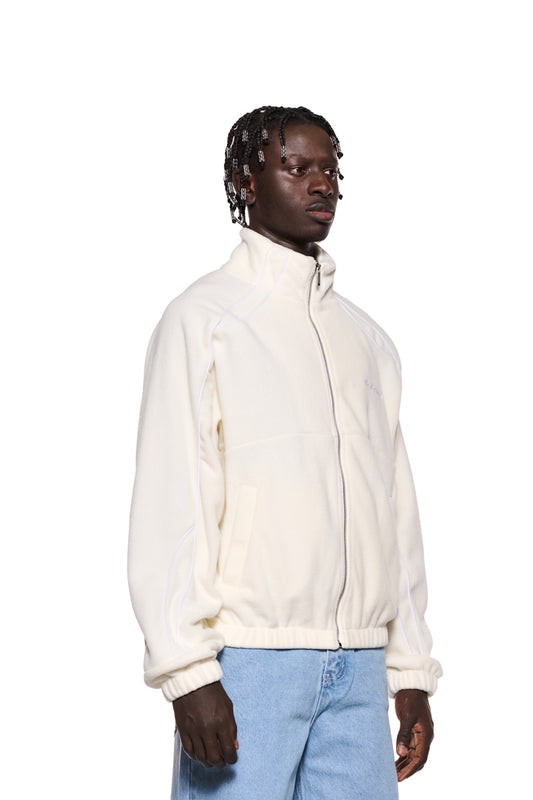 Mann in weißer Fleecejacke mit gesticktem OLAKALA-Logo, Paspeln, Eingriffstaschen und elastischen Bündchen, präsentiert oversized Unisex-Design.