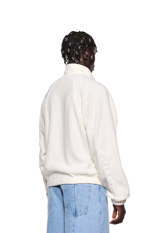 Mann trägt Fleece Jacket Bright White mit Teilungsnähten, gesticktem OLAKALA-Logo und Eingriffstaschen, oversized Passform.