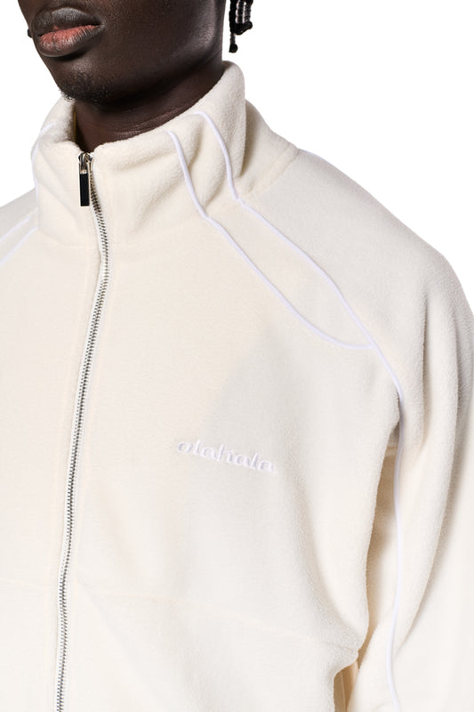 Fleecejacke Bright White mit Teilungsnähten, Paspelierung, elastischen Bündchen und gesticktem OLAKALA-Logo, aus warmem Fleece-Stoff, oversized und unisex.