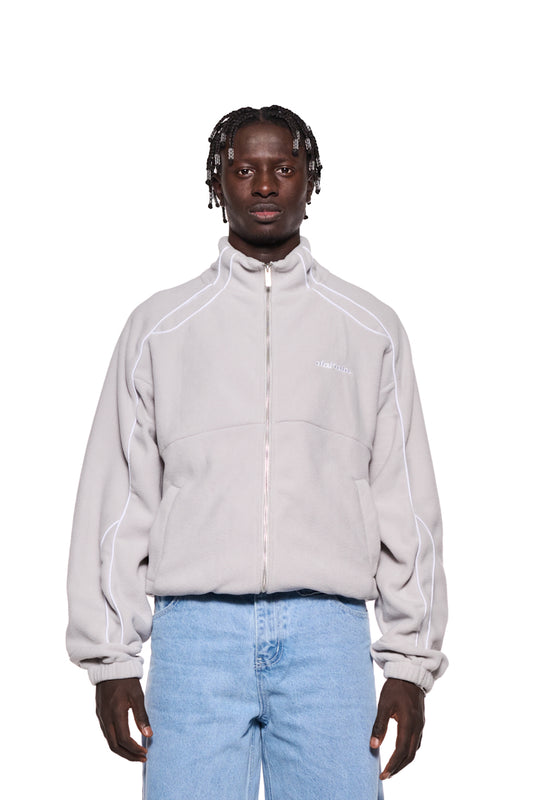 Ein Mann trägt die Fleecejacke Lunar Rock mit Logo-Stickerei auf der Brust und Eingriffstaschen, präsentiert im OLAKALA Onlineshop.
