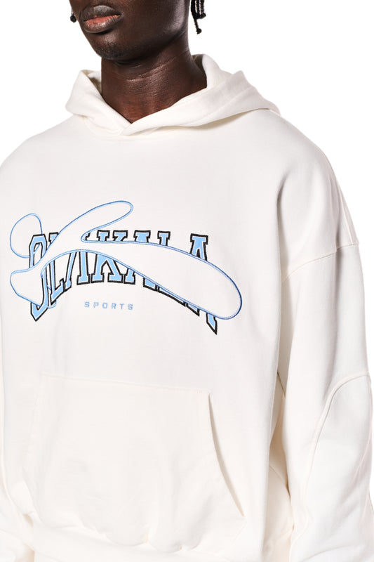 Person trägt weißen Sports Hoodie mit blauer OLAKALA Sports Grafik, Ripp-Bündchen und oversized Passform.