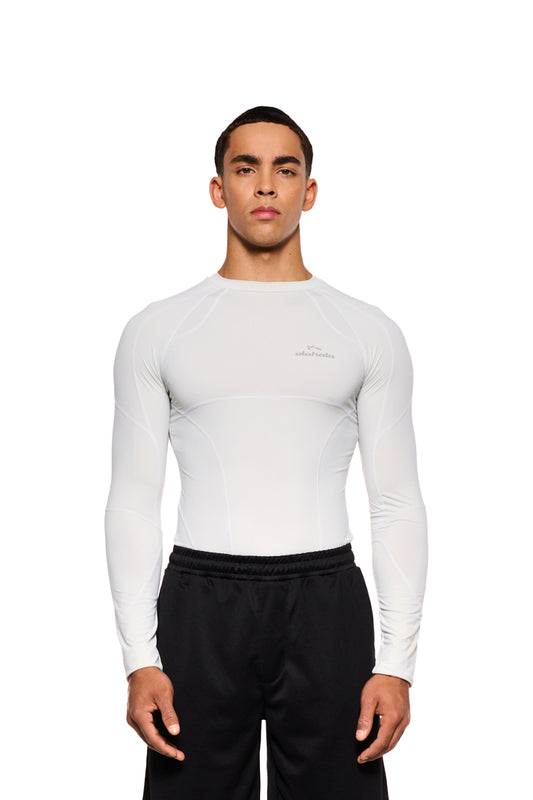 Ein Mann trägt das Sports Anatomy Tech Top Gray mit Ziernähten und OLAKALA Sports Logo auf der Brust; enganliegende Passform, unisex.