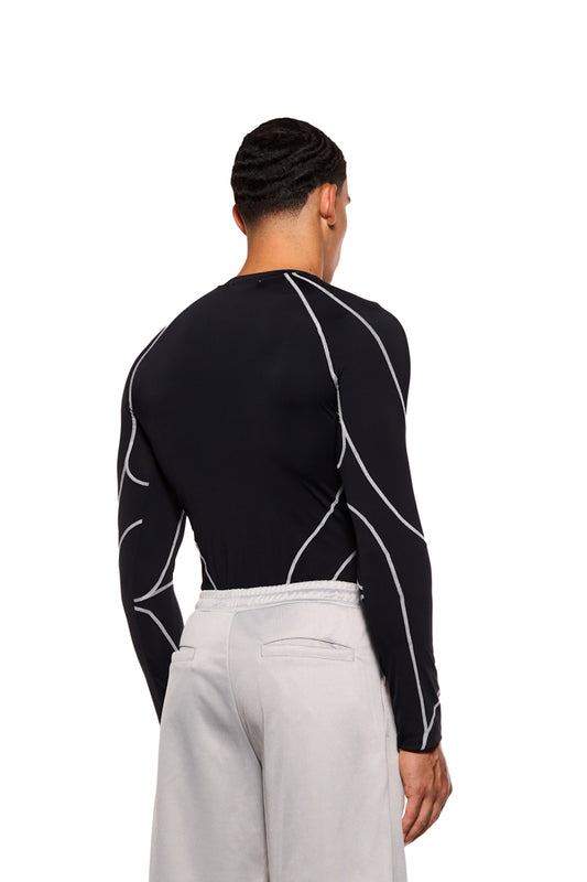 Mann im eng anliegenden Sports Anatomy Tech Top Black mit Ziernähten und OLAKALA Sports Logo auf der Brust, gezeigt von hinten.