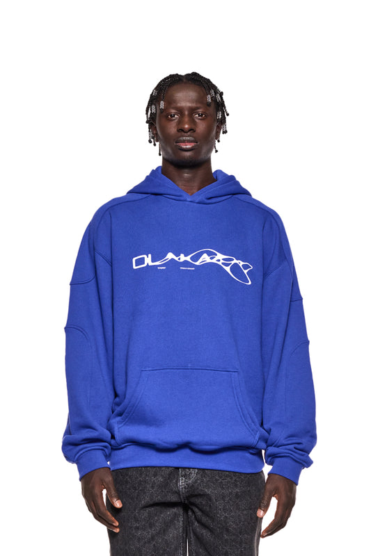 Mann trägt Synergy Mask Hoodie Blue mit Ripp-Bündchen, elastischem Saum und Synergy-Grafik auf der Brust, unisex und oversized.