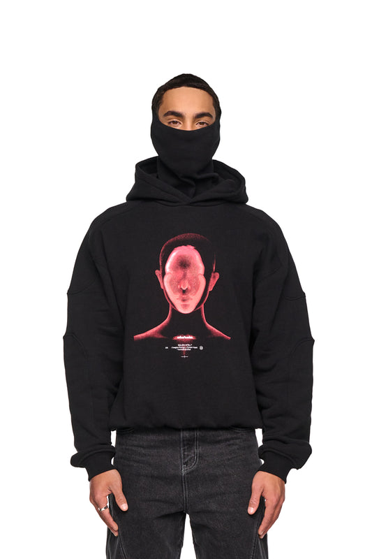 Mann trägt das Alien Intel Mask Hoodie mit Gesichtsgrafik und Ripp-Bündchen, Oversize-Cropped-Fit, unisex, mit elastischem Saum und Teilungsnähten.