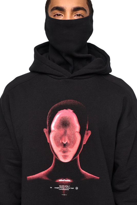 Person trägt Alien Intel Mask Hoodie mit Kapuze und Ripp-Bündchen; Maske aus Ripp-Stoff, oversized und cropped Fit, mit Siebdruck-Grafik auf der Vorderseite.