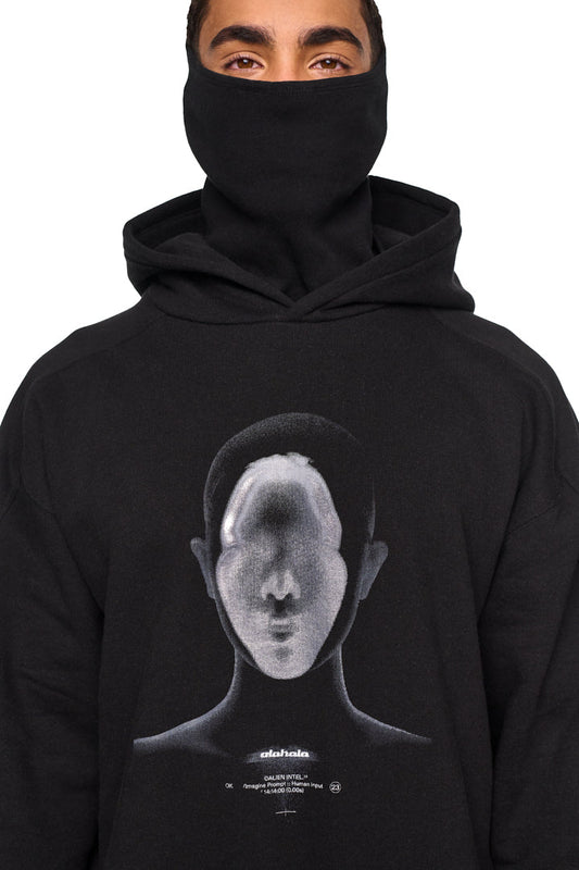 Person trägt oversized Alien Intel Mask Hoodie mit Rippbündchen und elastischem Bund, Teilungsnähten, grauem Siebdruck-Design und integrierter Maske.