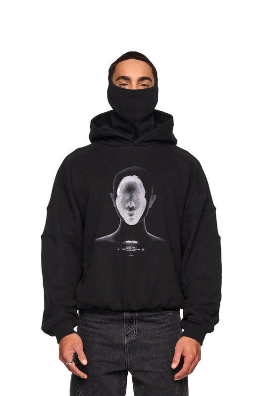 Person trägt Alien Intel Mask Hoodie mit Siebdruck-Grafik. Oversized, cropped Fit mit elastischen Bündchen und Ripp-Stoff-Maske. Unisex-Design.