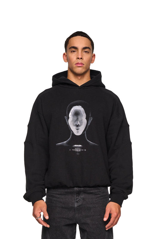 Mann trägt Alien Intel Mask Hoodie mit grauem Siebdruck, elastischem Bund, Rippbündchen an Ärmeln, Teilungsnähten und oversized, cropped Fit.