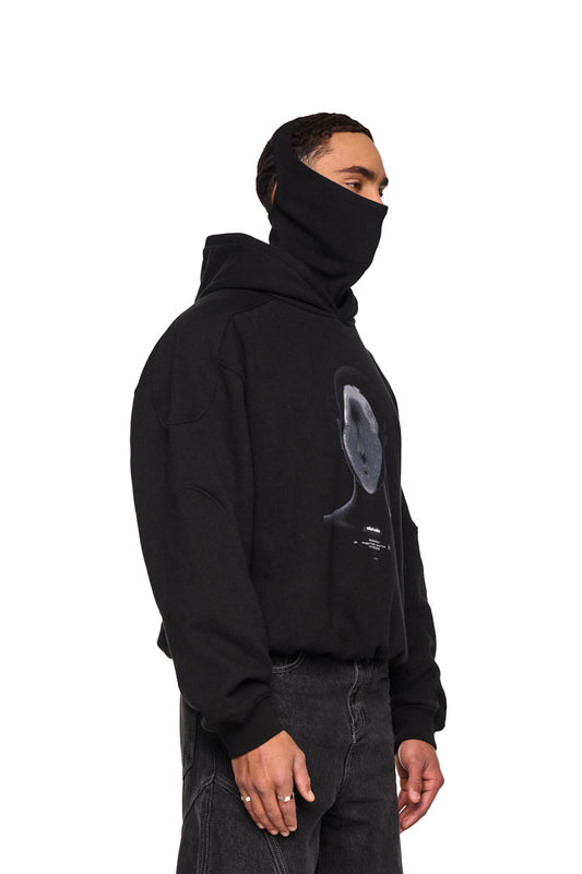 Alien Intel Mask Hoodie mit feinen Rippbündchen, elastischem Bund, integrierter Ripp-Maske, Teilungsnähten und grauem Siebdruck-Design, getragen von einem Mann.