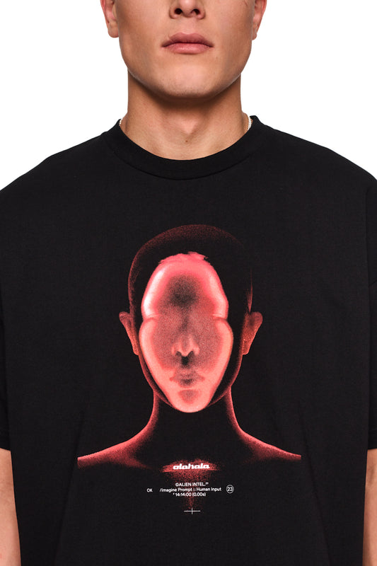 Mann trägt das Alien Intel T-Shirt Red mit rotem Gesichtsmotiv, oversized und cropped Fit, Ripp-Kragen. Unisex-Design, ideal für den OLAKALA® Onlineshop.