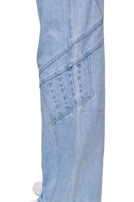 Alien Intel Blue Denim Pants mit Teilungsnähten und 5-Pocket-Style, rechteckig versetzte Passe und Gesäßtaschen, lockere Passform, unisex, Nahaufnahme einer Hosentasche.