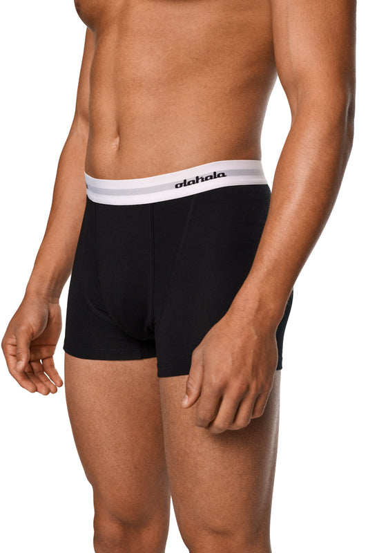 Mann trägt CC Boxershorts Black 3er Pack mit elastischem Bund und Logo, Trunk-Schnitt, Rückgabe ausgeschlossen.