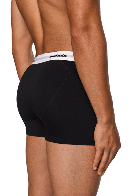 Person trägt CC Boxershorts Black aus 3er Pack mit elastischem Bund und eingewebtem Logo, präsentiert im OLAKALA Onlineshop.