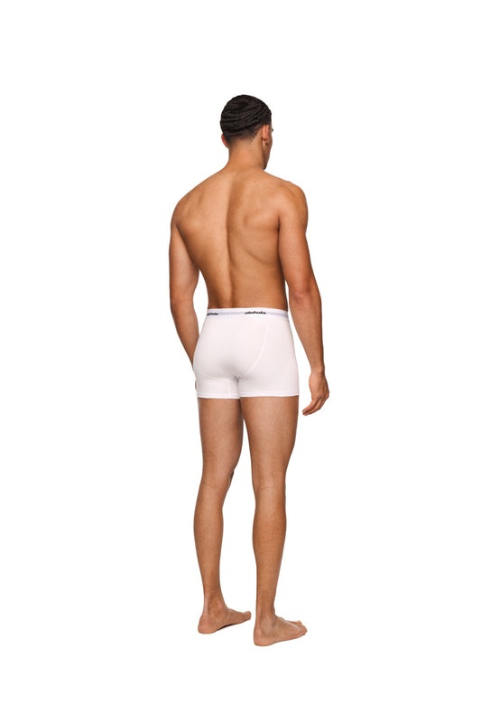 Mann in weißen CC Boxershorts 3er Pack, elastischer Bund mit Logo. Produkt von Rückgabe ausgeschlossen.