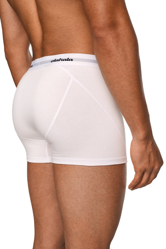 Mann trägt CC Boxershorts White 3er Pack mit elastischem Bund und eingewebtem Logo, trunk Schnitt, Rückgabe ausgeschlossen.