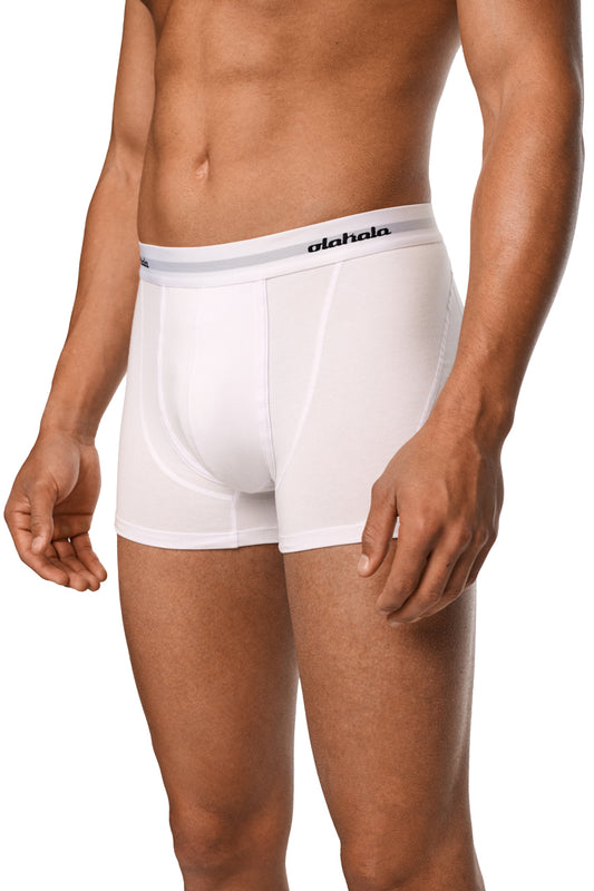 Mann trägt CC Boxershorts White 3er Pack mit elastischem Bund und eingewebtem Logo, erhältlich im offiziellen OLAKALA® Onlineshop.