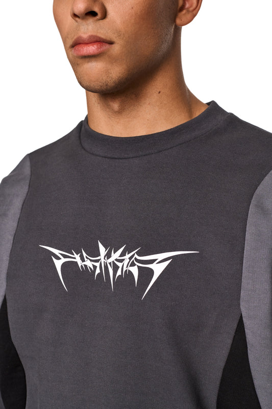 Nahaufnahme des Isolation Anatomy Sweater Grey mit großem, mittigem weißen Screenprint und unterschiedlich gefärbten Stoffeinsätzen. Oversized Fit, geeignet für Unisex.