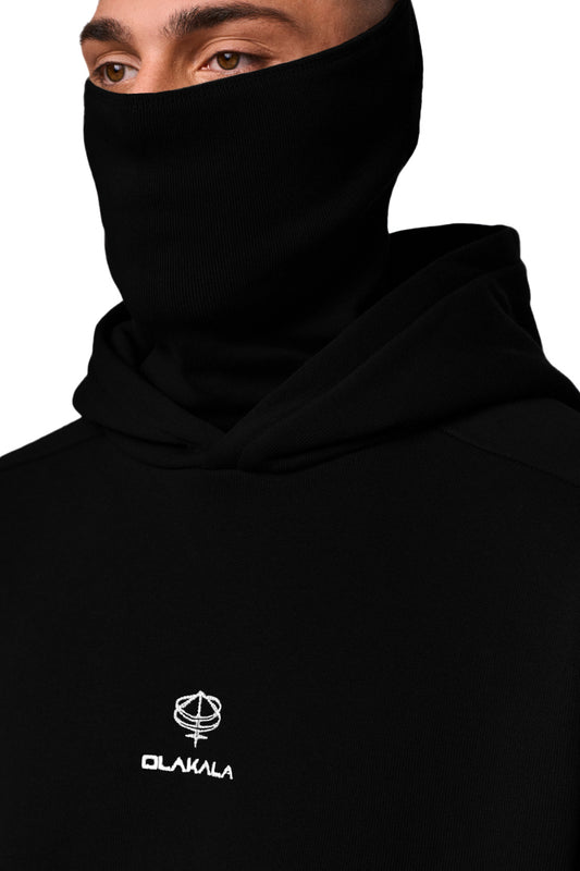 Schwarzer Discreet Mask Hoodie mit weißem OLAKALA Defect Identity Icon auf der Brust, oversized geschnitten und mit Ripp-Bündchen, elastischem Saum und Teilungsnähten.