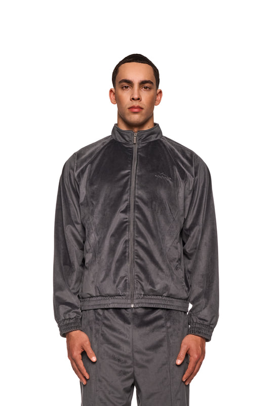 Mann trägt eine graue Sports Veloursjacke mit sportlich-modernen Teilungsnähten und elastischen Bündchen, ideal für hohen Tragekomfort und lockere Passform.