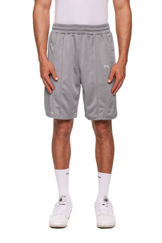 Mann trägt OLAKALA Sports Performance Shorts Graphite mit elastischem Bund und Reißverschlusstaschen, ideal für Komfort und Langlebigkeit.