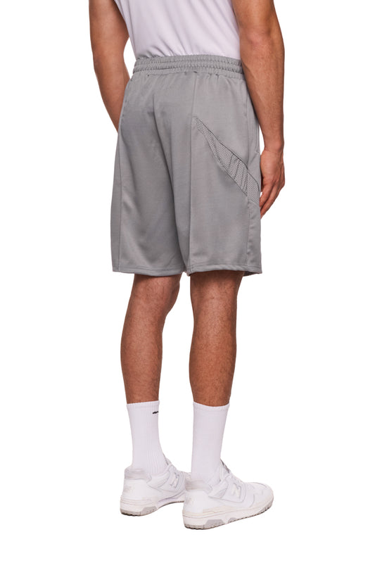 Mann trägt Sports Performance Shorts Graphite mit elastischem Bund, Kordelzug und Reißverschlusstaschen, betont durch OLAKALA Sports Icon auf dem linken Bein.