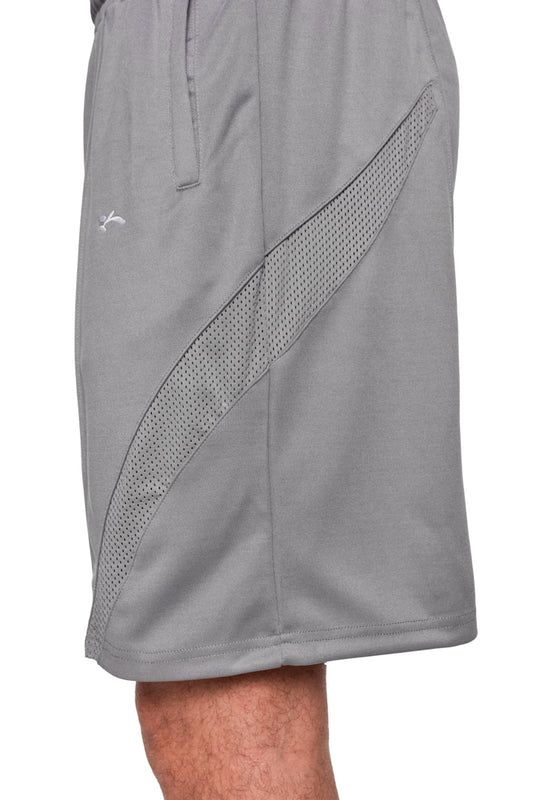 Person trägt Sports Performance Shorts Graphite mit Mesh-Design, elastischem Bund und gesticktem OLAKALA-Sport-Icon auf dem linken Hosenbein.