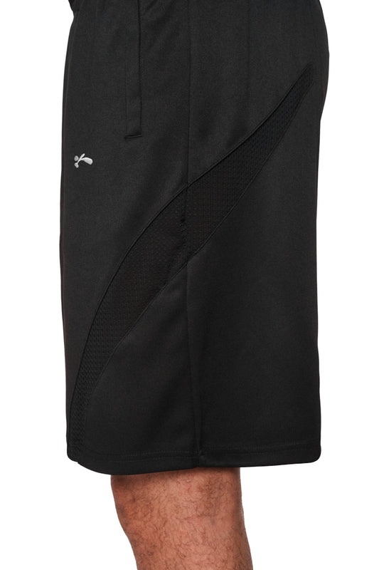 Person trägt Sports Performance Shorts Black mit weißem gesticktem OLAKALA Sports Icon und elastischem Bund mit Kordelzug.