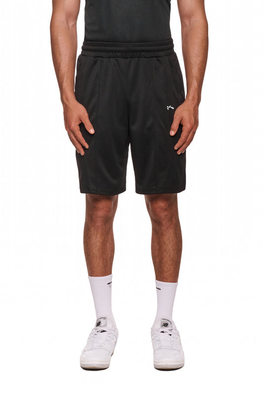 Ein Mann trägt Sports Performance Shorts Black mit elastischem Bund und Kordelzug, ergänzt durch Reißverschlusstaschen und gesticktem OLAKALA Sports Icon.