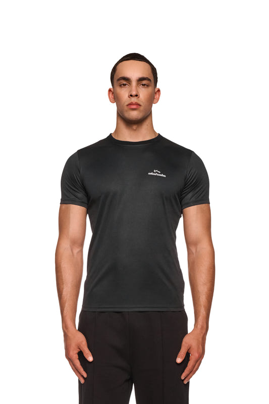 Mann trägt das Sports Performance T-Shirt Black mit OLAKALA-Logo, schmale Passform, ideal für Sport und Freizeit, aus atmungsaktiver Kunstfaser.