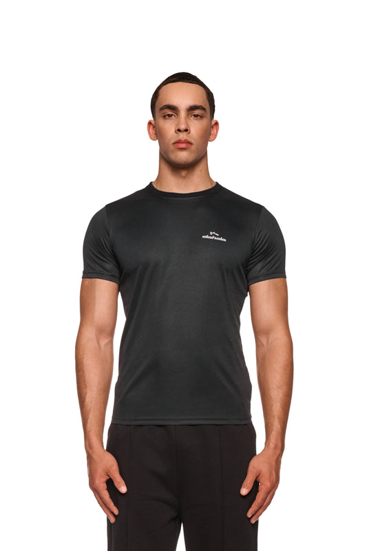 Mann trägt das Sports Performance T-Shirt Black mit OLAKALA-Logo, schmale Passform, ideal für Sport und Freizeit, aus atmungsaktiver Kunstfaser.