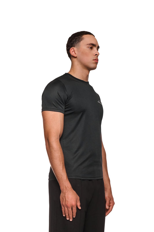 Mann trägt OLAKALA Sports Performance T-Shirt Schwarz, zeigt schmale Passform und Logo auf Brust. Ideal für Sport und Freizeit, mit atmungsaktivem, antibakteriellem Material.