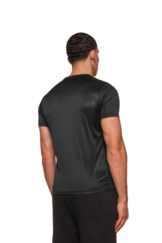 Mann trägt OLAKALA Sports Performance T-Shirt in Schwarz, zeigt schmale Passform und hochwertigen Stoff, ideal für Sport und Freizeitaktivitäten.