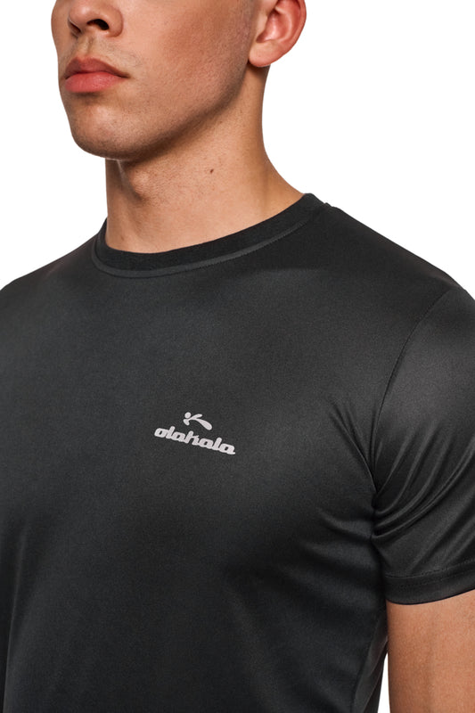 Nahaufnahme eines Sports Performance T-Shirts von OLAKALA mit antibakterieller Behandlung und schmaler Passform, zeigt das Logo auf der linken Brust.