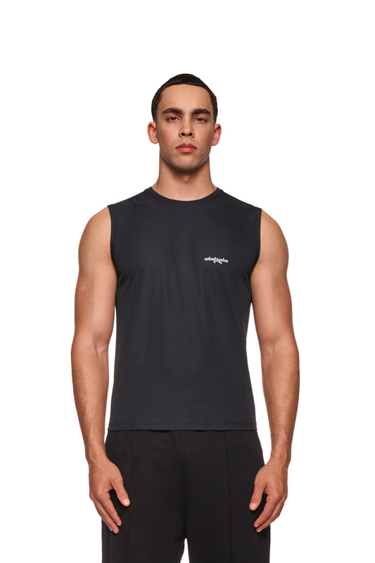 Mann im Sports Function Tanktop Black mit OLAKALA-Logo auf der Brust, ideal für Sport und Freizeit, zeigt auf Taschen.
