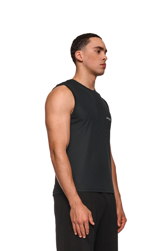 Mann im schwarzen Sports Function Tanktop mit lockerer Passform, ideal für Sport und Freizeit, zeigt OLAKALA Logo auf der Brust.