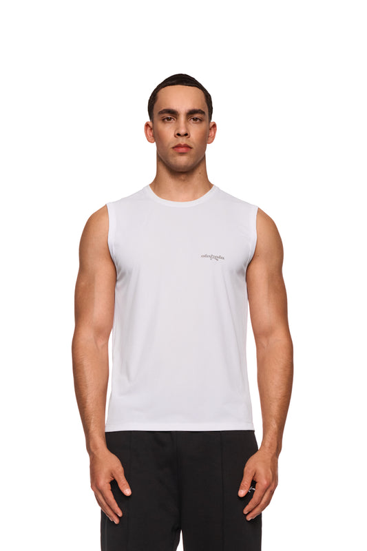 Mann trägt ein Sports Function Tanktop White von OLAKALA, locker geschnitten, mit antibakterieller Behandlung und exzellenter Schweißableitung, ideal für Sport und Freizeit.