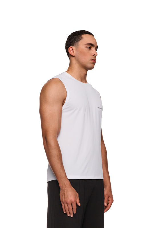 Mann im Sports Function Tanktop Weiß, zeigt lockere Passform und Komfort, ideal für Sport und Freizeit, mit OLAKALA Sports Logo auf der Brust.