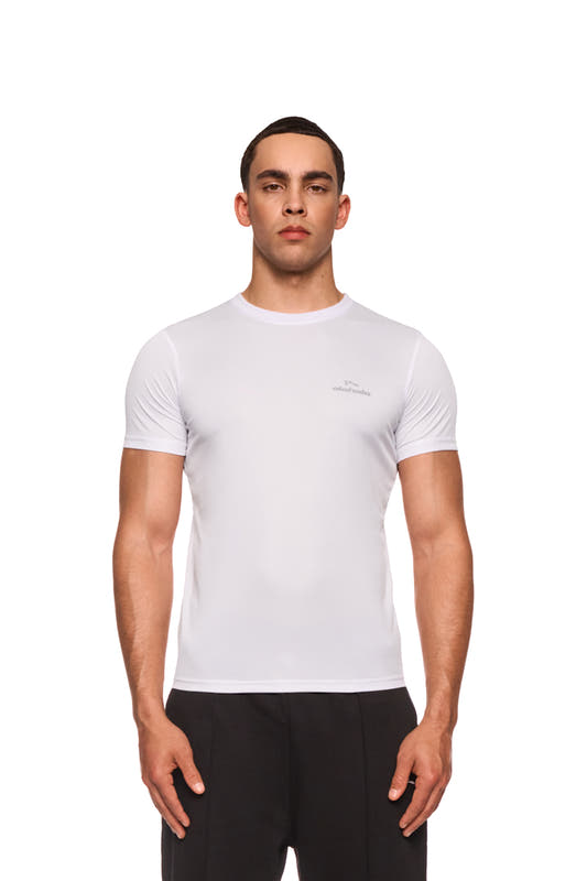Man wears the OLAKALA Sports Performance T-shirt in white, slim fit, ideal for sports, leisure and outdoor, with logo on the chest.