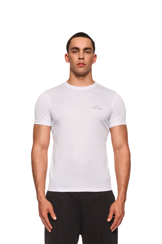 Mann trägt das OLAKALA Sports Performance T-Shirt in Weiß, schmale Passform, ideal für Sport, Freizeit und Outdoor, mit Logo auf der Brust.