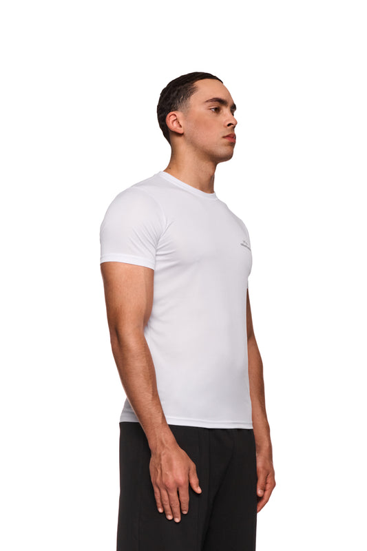 Mann im weißen Sports Performance T-Shirt mit OLAKALA-Logo auf Brust, zeigt schmale Passform und antibakterielle, atmungsaktive Eigenschaften. Ideal für Sport und Freizeit.