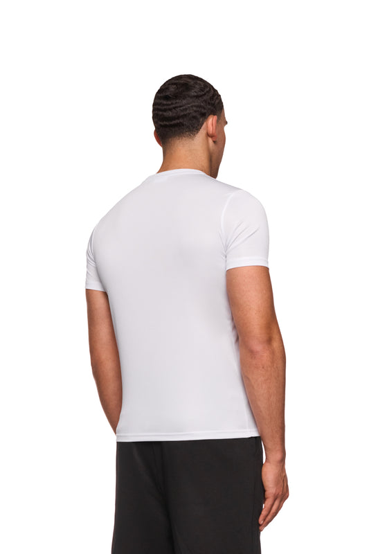 Mann in weißem Sports Performance T-Shirt von OLAKALA, schmale Passform, ideal für Sport und Freizeit, bietet Komfort und Atmungsaktivität.