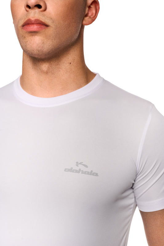 Mann trägt ein weißes Sports Performance T-Shirt mit OLAKALA-Logo auf der Brust, ideal für Sport und Freizeit, aus atmungsaktivem, antibakteriellem Material.