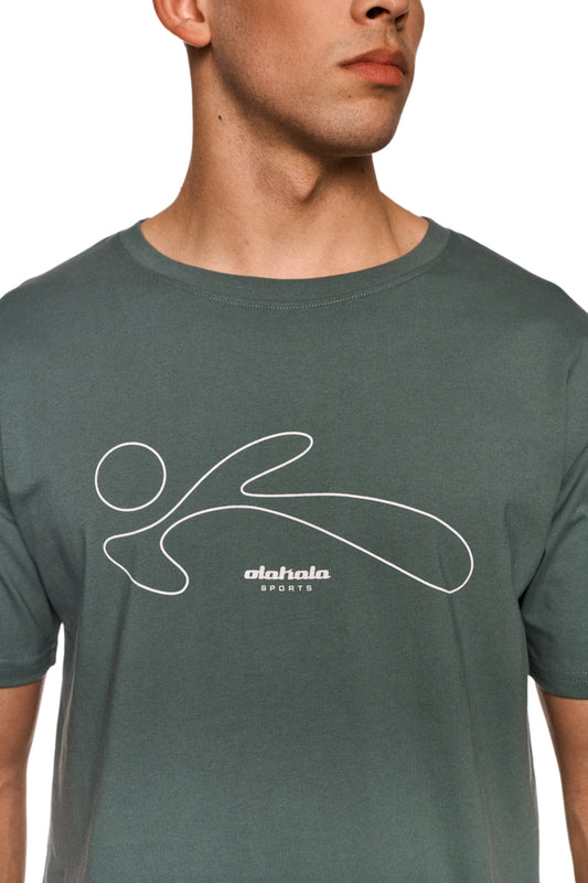 Mann trägt ein grünes Sports T-Shirt mit OLAKALA-Logo auf der Brust, aus weicher Baumwolle, Rundhalsausschnitt, lockere Passform, ideal für sportliche Aktivitäten.