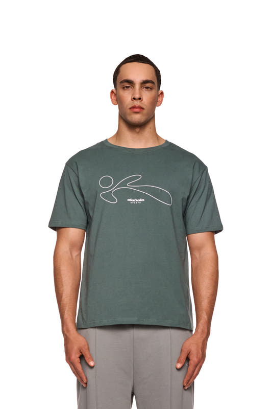 Mann trägt ein grünes Sports T-Shirt von OLAKALA, aus weicher Baumwolle mit Rundhalsausschnitt und lockerem Schnitt, Logo auf der Brust.
