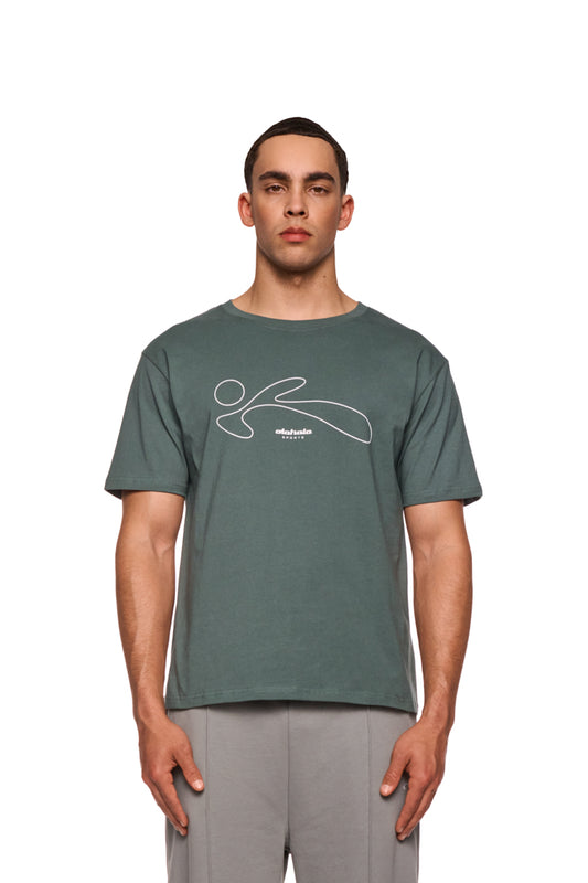 Mann trägt ein grünes Sports T-Shirt von OLAKALA, aus weicher Baumwolle mit Rundhalsausschnitt und lockerem Schnitt, Logo auf der Brust.