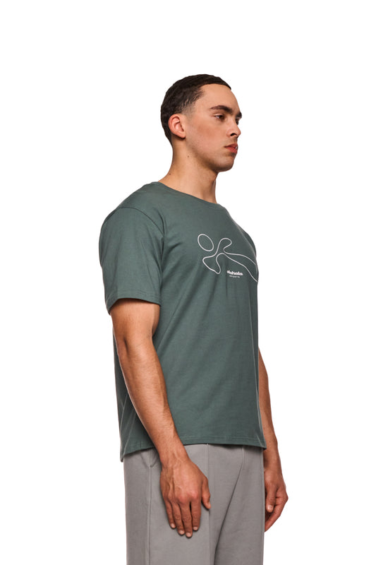 Mann trägt ein grünes Sports T-Shirt mit OLAKALA-Logo auf der Brust, Rundhalsausschnitt, lockerer Passform; weiche Baumwolle für Komfort.